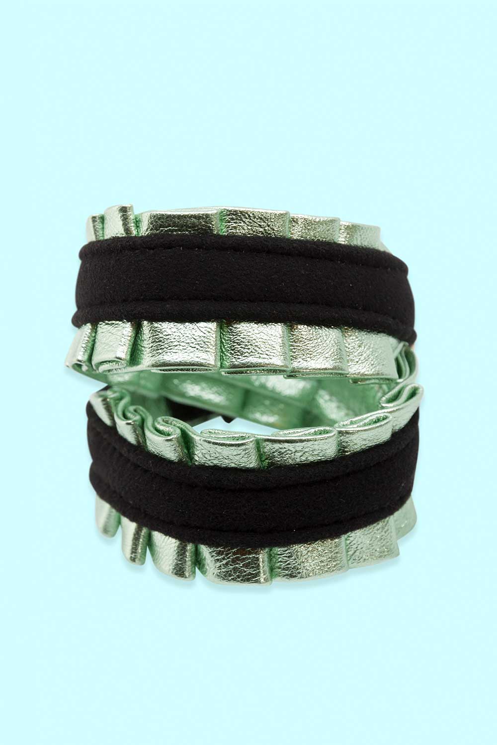 Produktbild Armband aus Leder mit grün glänzender Rüsche von FederRock
