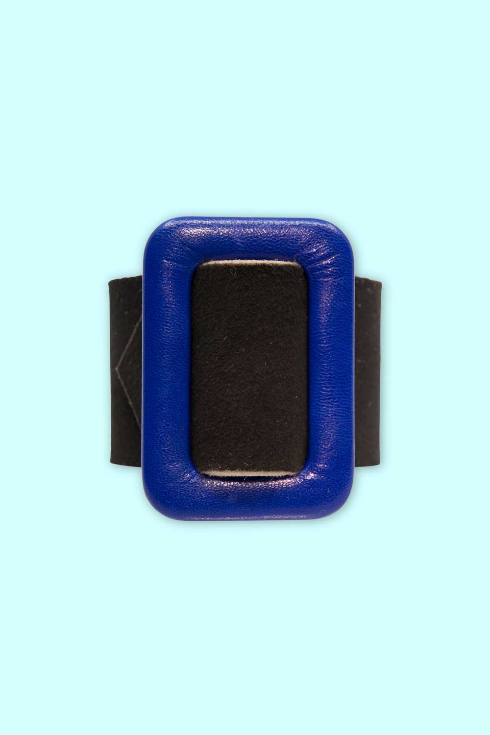 Produktbild Armreif aus Hirschleder mit lila Spange von FederRock